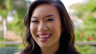 近距离接触娇小亚洲少女金咪金，她痴迷于激烈打屁股