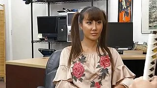 Seksi Asyalı kadın samurayını satıyor ve dövülüyor.