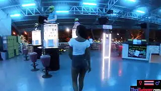 Büyük kalçalı Asyalı kız arkadaşı, erkek arkadaşıyla go kart yaptıktan sonra ev yapımı bir porno videosu çekti.